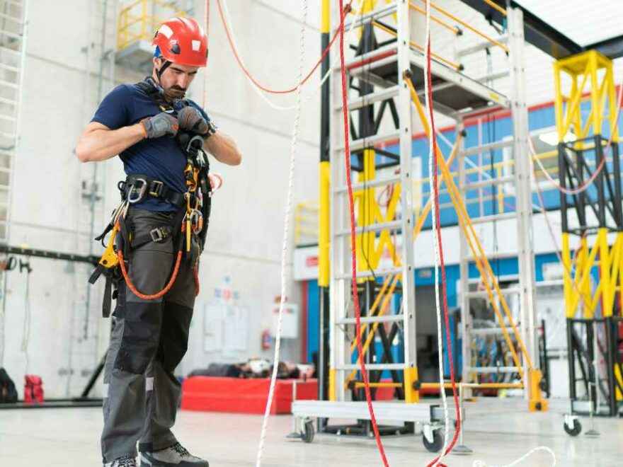 O que faz um alpinista industrial