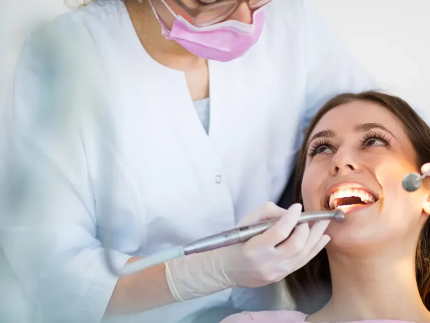 Como é feita a limpeza dos dentes no dentista
