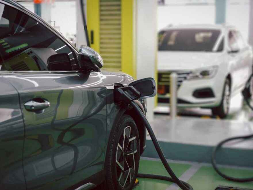 Venda de carros elétricos e híbridos usados crescem quase 80% em um ano no Brasil