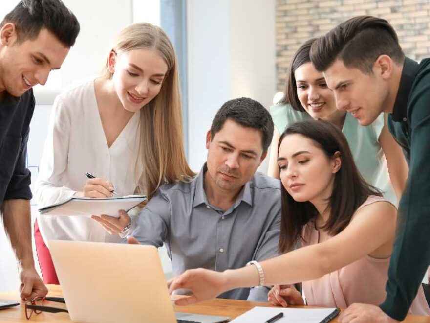 Implementação de Programas de Gerenciamento de Estresse e Bem-Estar no Trabalho