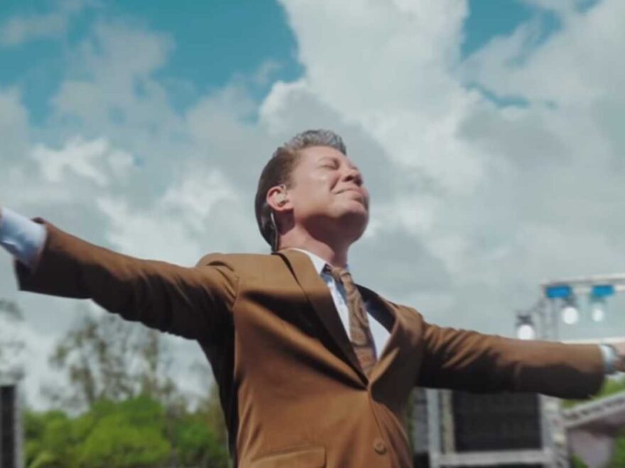 Bispo Bruno Leonardo se comove com história de criança com doença rara e doa R$ 150 mil à família